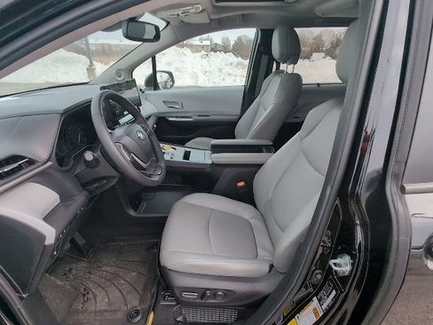 Used 2025 Toyota Sienna XLE image 12