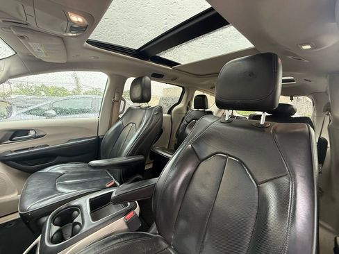Used 2018 Chrysler Pacifica Limited image 7