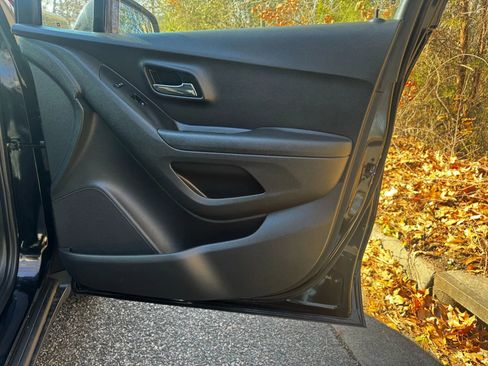 Used 2020 Chevrolet Trax LT w/ Redline Edition image 10