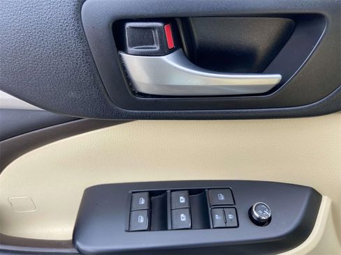 Used 2018 Toyota Highlander XLE image 14