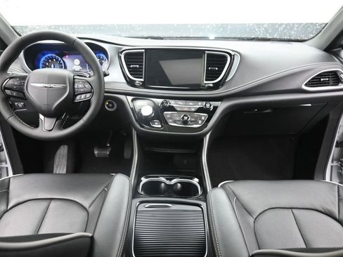 Used 2026 Chrysler Pacifica Limited w/ S Appearance Package FWD image 14