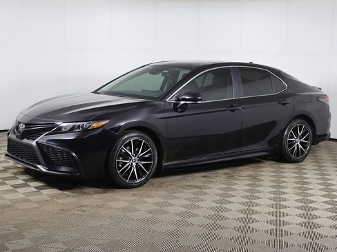 Used 2024 Toyota Camry SE image 7