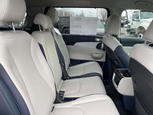 New 2026 Kia Carnival EX image 22