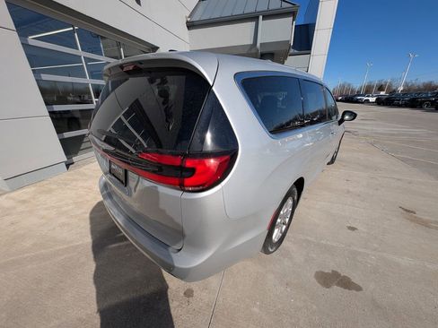 Used 2024 Chrysler Pacifica Touring-L image 5