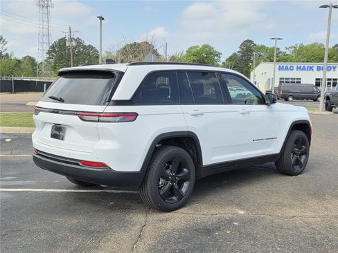 New 2025 Jeep Grand Cherokee Altitude RWD image 31