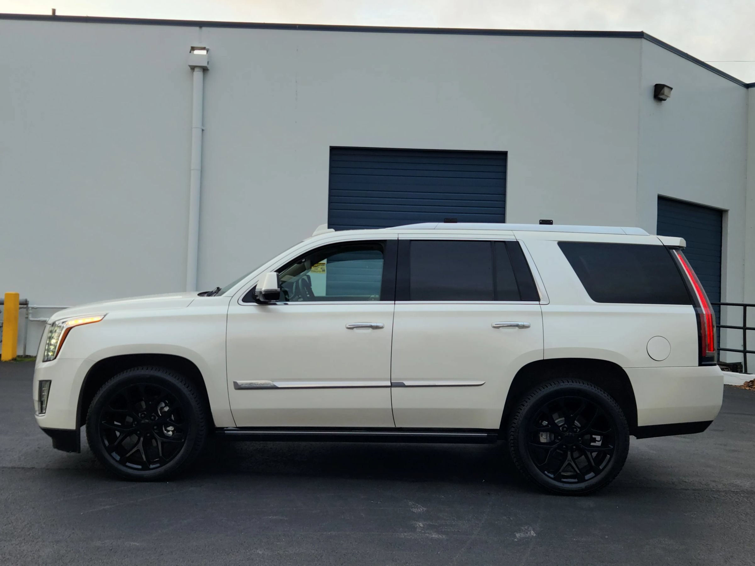 Used 2015 Cadillac Escalade Premium AWD/4WD image 2