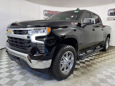 Used 2023 Chevrolet Silverado 1500 LT w/ Z71 Off-Road Package AWD/4WD image 7