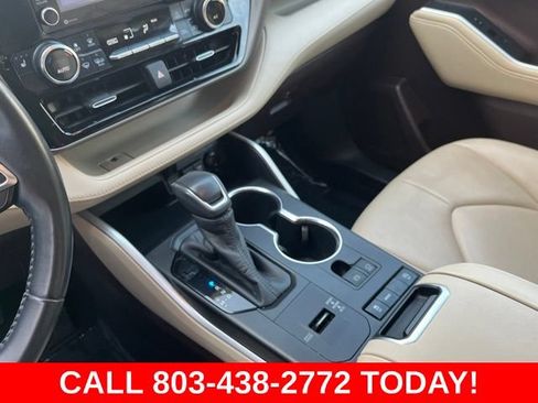 Used 2020 Toyota Highlander XLE FWD image 28