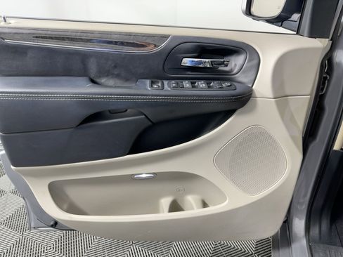 Used 2014 Chrysler Town & Country Touring image 11