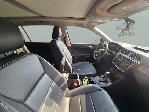 Used 2021 Volkswagen Tiguan SE w/ Panoramic Sunroof Package FWD image 6