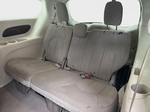Used 2021 Chrysler Pacifica Touring FWD image 40