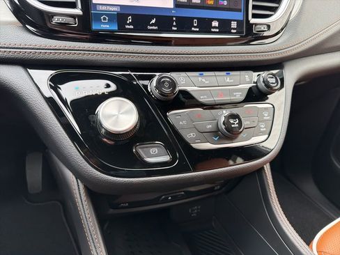 New 2026 Chrysler Pacifica Pinnacle image 17
