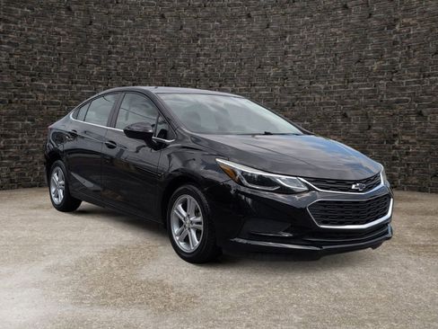 Used 2018 Chevrolet Cruze LT FWD image 2