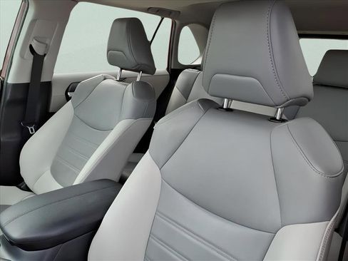 Used 2020 Toyota RAV4 XLE Premium image 15