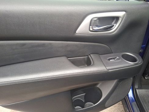 Used 2020 Nissan Pathfinder Platinum image 19