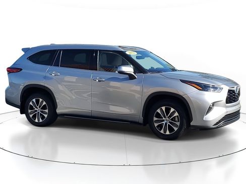 Used 2022 Toyota Highlander XLE image 2