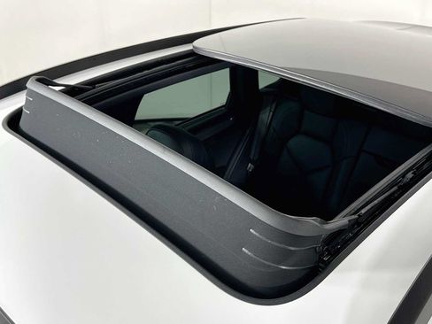 Certified 2026 Porsche Macan AWD/4WD image 22
