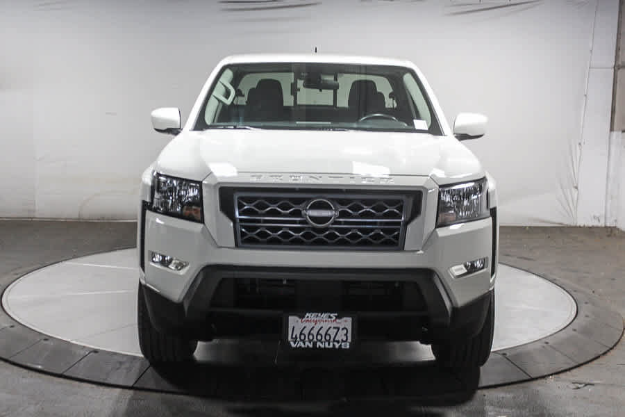 Used 2024 Nissan Frontier SV RWD image 2