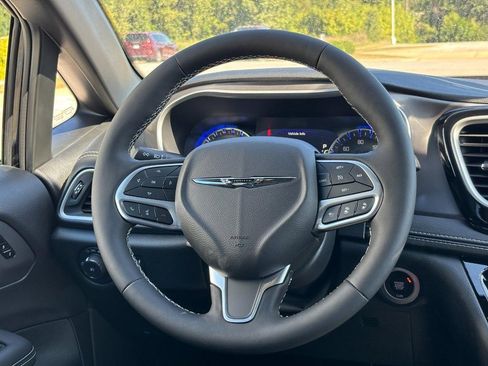New 2026 Chrysler Pacifica Select image 11