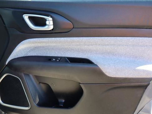 Used 2024 Jeep Compass Latitude image 10