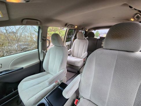 Used 2011 Toyota Sienna LE image 26