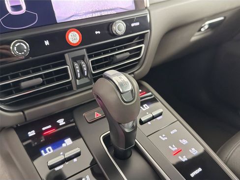 Certified 2023 Porsche Macan S AWD/4WD image 34