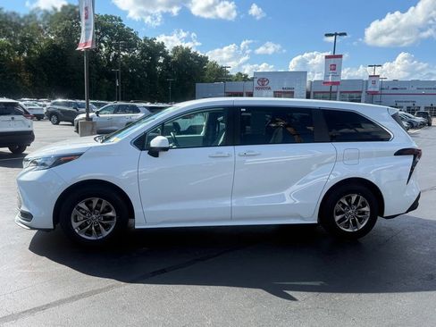 Used 2025 Toyota Sienna LE FWD image 3
