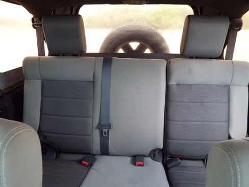 Used 2010 Jeep Wrangler Unlimited Sahara AWD/4WD image 27