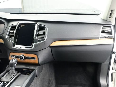 Used 2022 Volvo XC90 T6 Momentum w/ Climate Package image 16