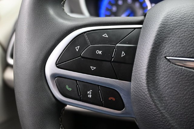 Used 2024 Chrysler Pacifica Touring-L FWD image 26