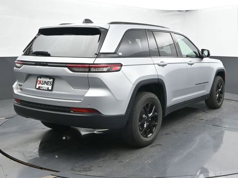 Used 2024 Jeep Grand Cherokee Altitude image 10