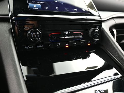 Used 2024 Jeep Grand Cherokee Laredo w/ Trailer Tow Package image 20