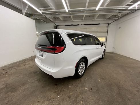Used 2023 Chrysler Pacifica Touring-L FWD image 6