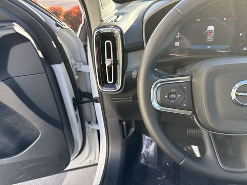 Used 2025 Volvo XC40 B5 Core image 19