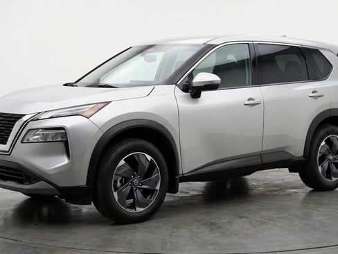 Used 2025 Nissan Rogue SV image 3