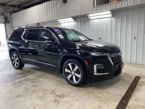 Used 2023 Chevrolet Traverse LT w/ LT Premium Package AWD/4WD image 5