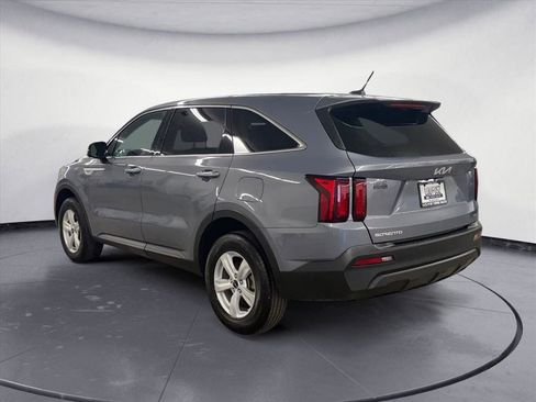 Used 2023 Kia Sorento LX image 4