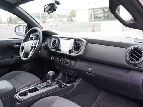 Used 2017 Toyota Tacoma TRD Sport image 19