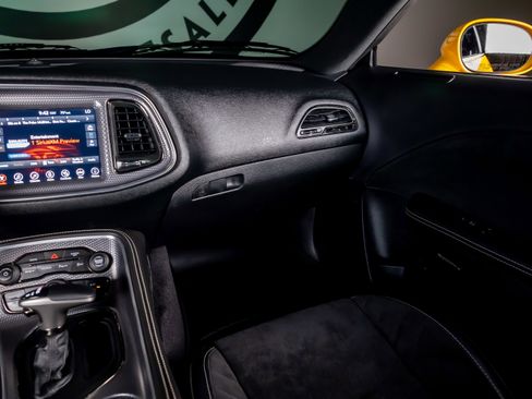 Used 2017 Dodge Challenger SRT Hellcat RWD image 7