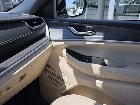 Used 2024 Jeep Grand Cherokee Limited w/ Black Appearance Package image 19