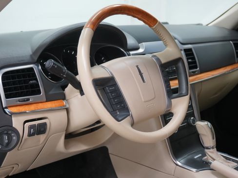 Used 2010 Lincoln MKZ image 9