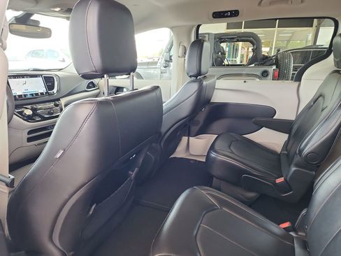 Used 2024 Chrysler Pacifica Touring-L FWD image 37