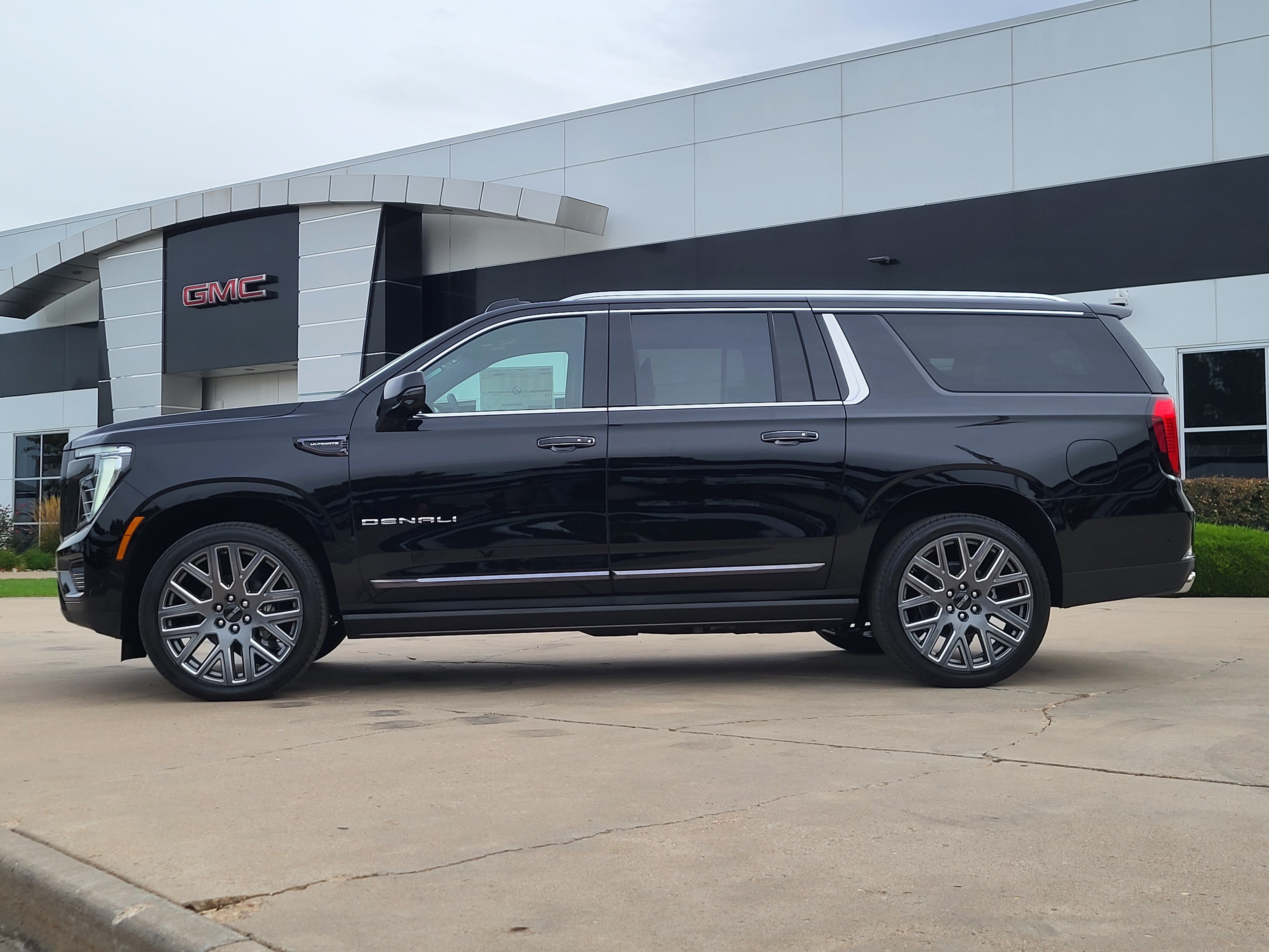 New 2026 GMC Yukon XL Denali Ultimate w/ LPO, Illumination Package AWD/4WD image 4