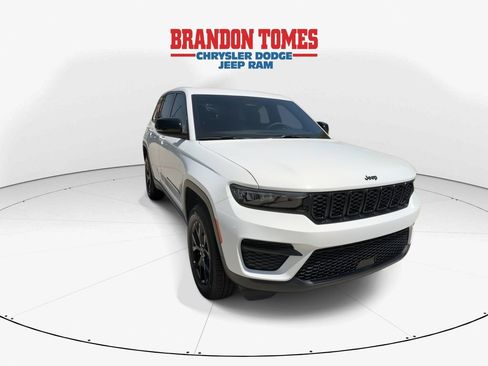 Used 2025 Jeep Grand Cherokee Altitude RWD image 2