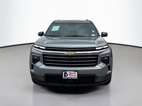 Used 2024 Chevrolet Traverse LT FWD image 2
