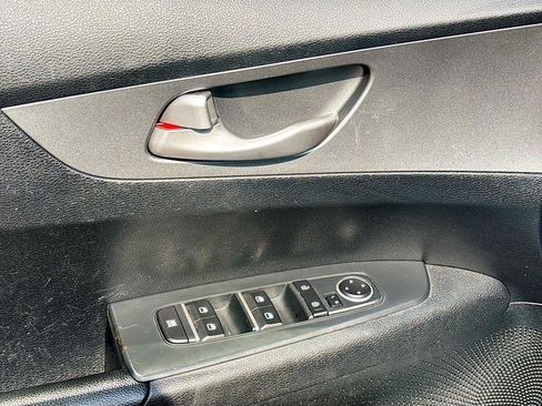 Used 2019 Kia Forte LXS FWD image 17