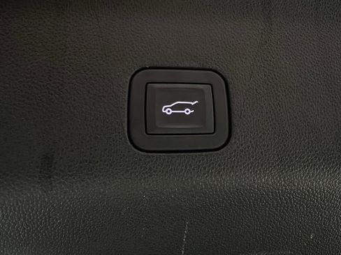 Used 2025 GMC Yukon XL Denali image 32