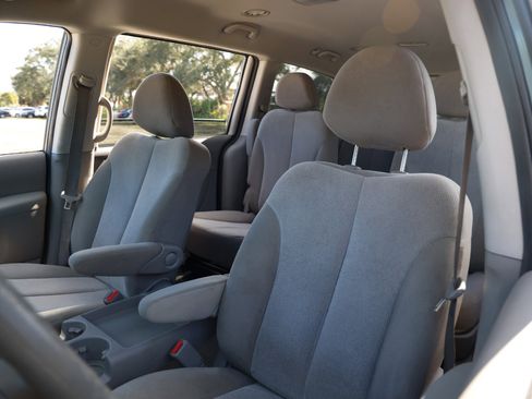 Used 2012 Kia Sedona LX image 6