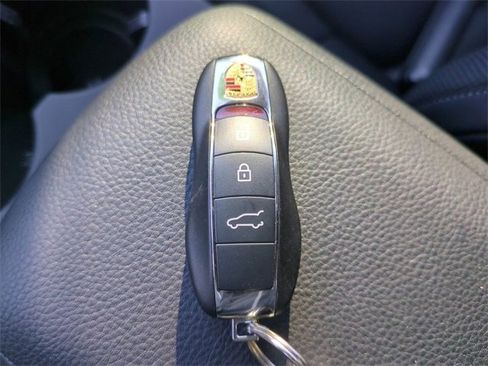 Used 2025 Porsche Macan image 37