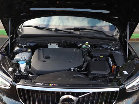 Used 2025 Volvo XC40 B5 Core image 55